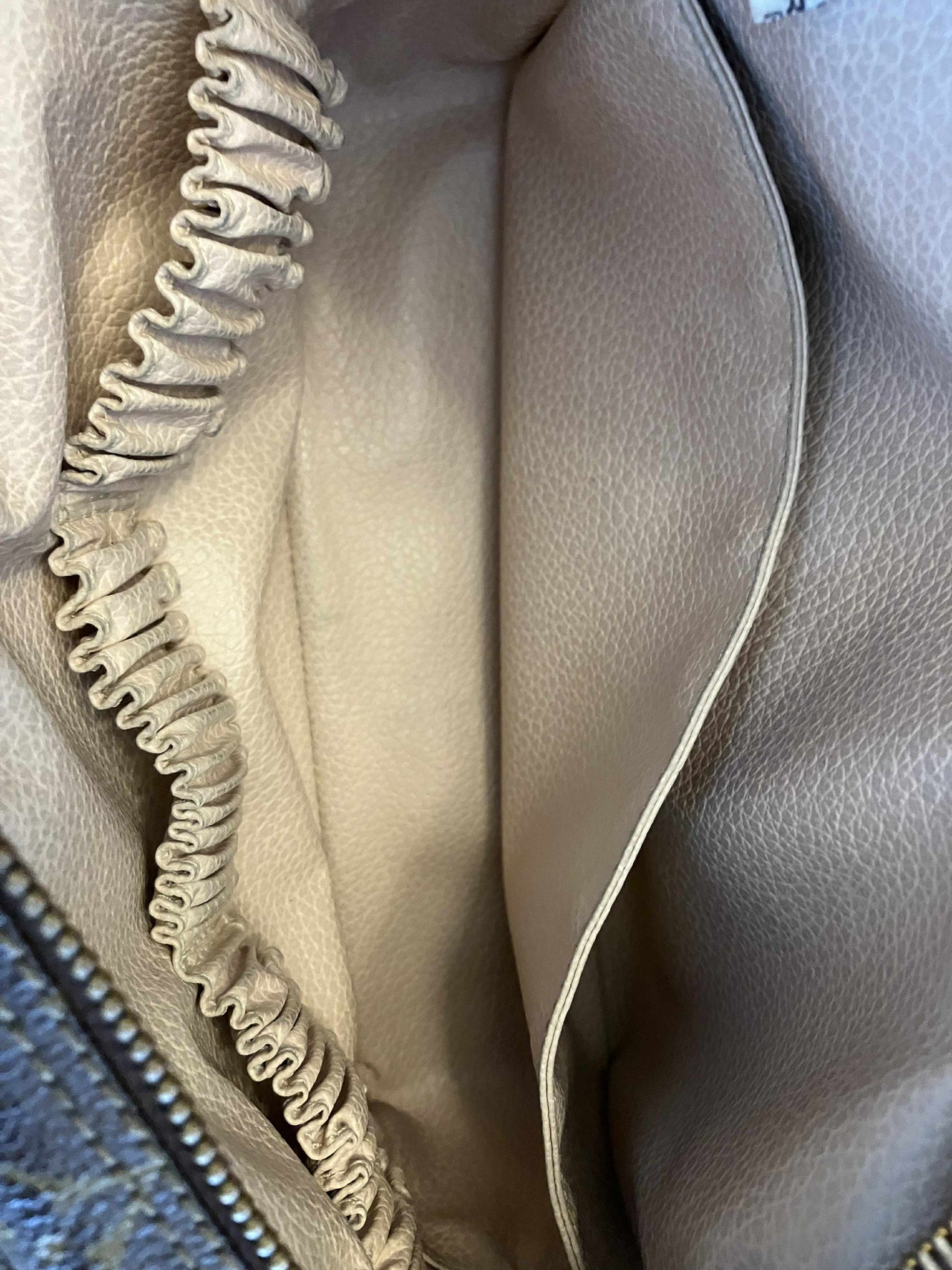 LV Trousse 23