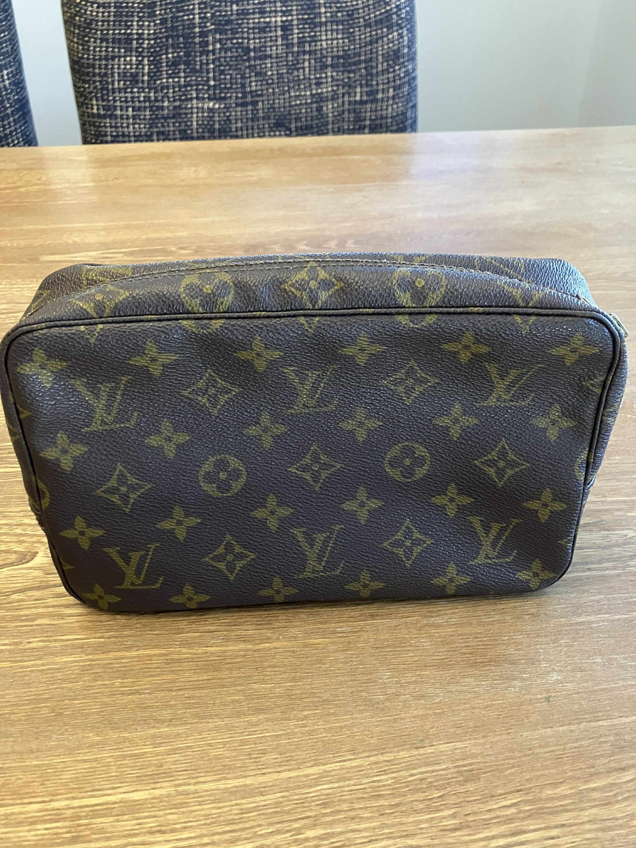 LV Trousse 23