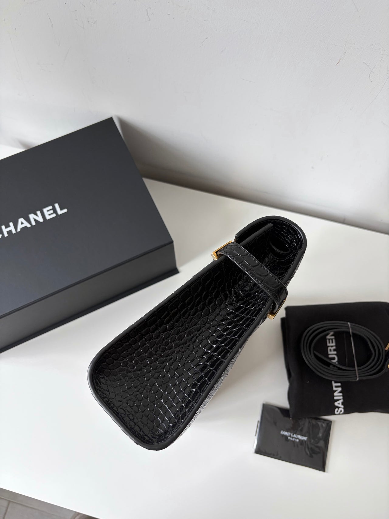 SAINT LAURENT Manhattan Medium Bag – Black Crocodile-Embossed Leather