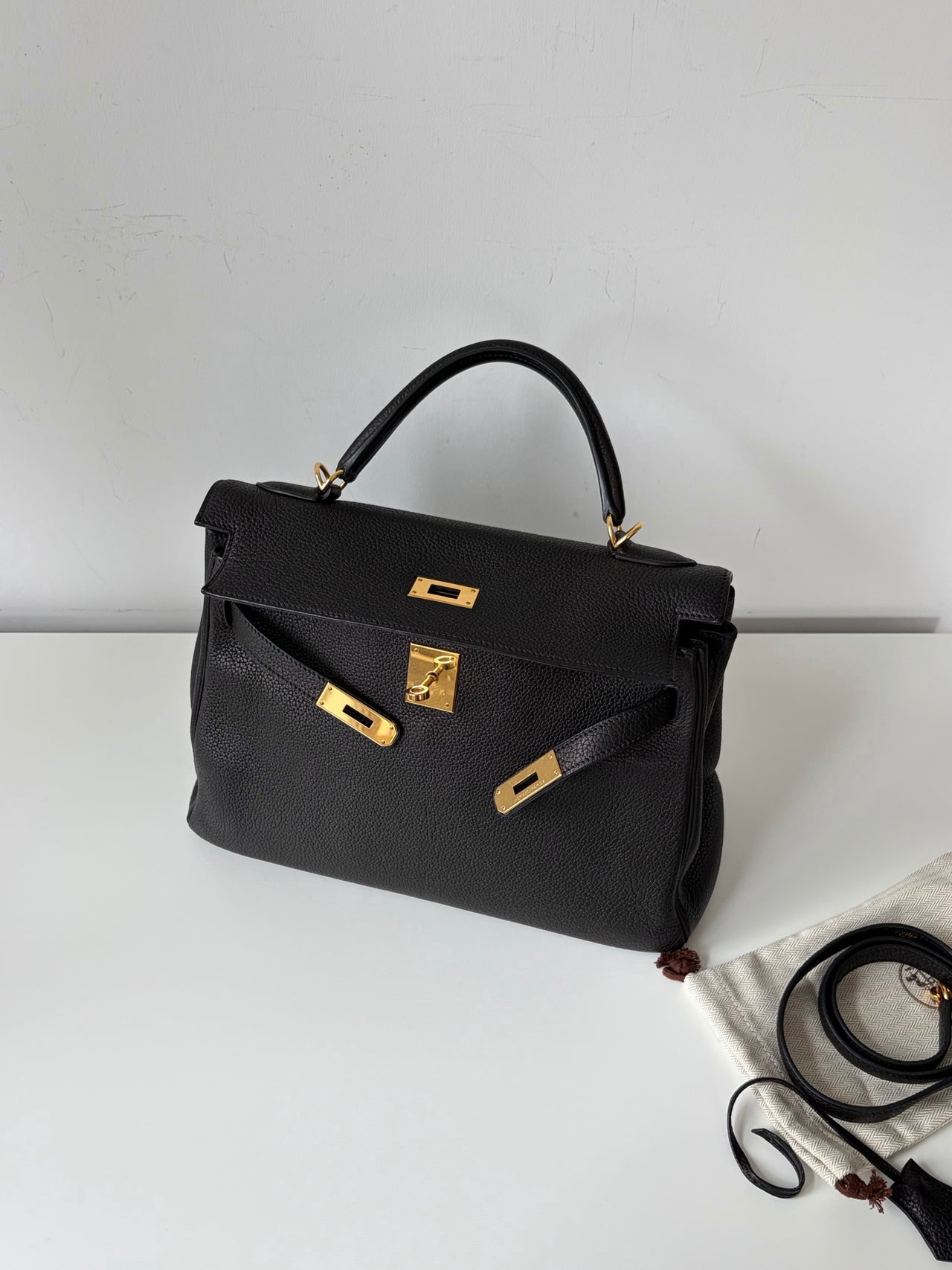 HERMÈS Kelly 32 – Black Leather with Gold Hardware