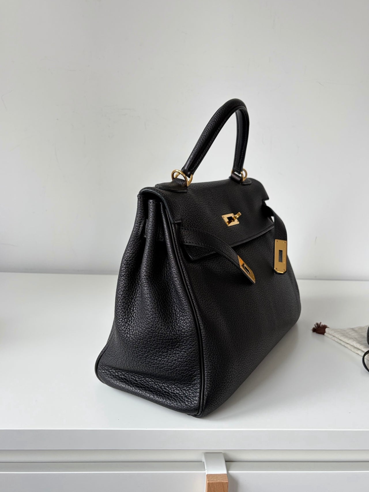 HERMÈS Kelly 32 – Black Leather with Gold Hardware