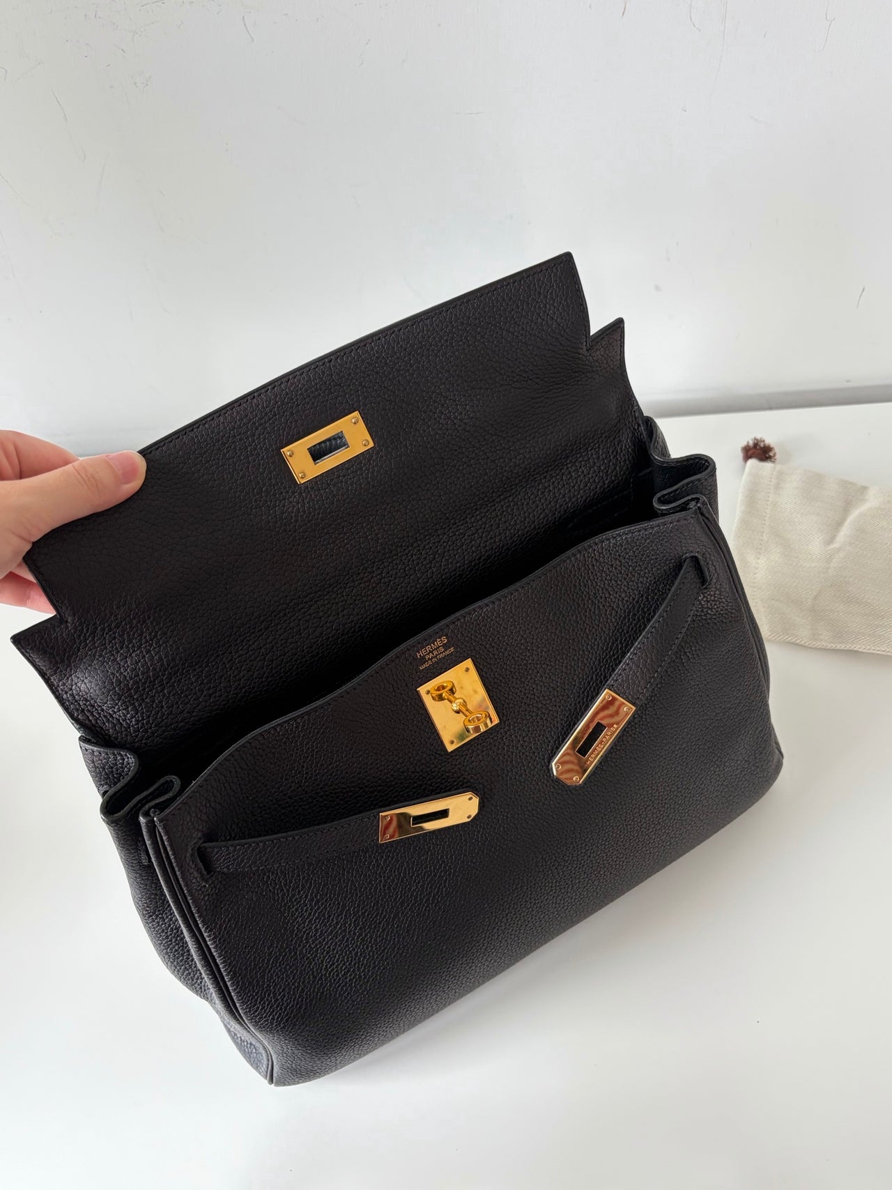 HERMÈS Kelly 32 – Black Leather with Gold Hardware
