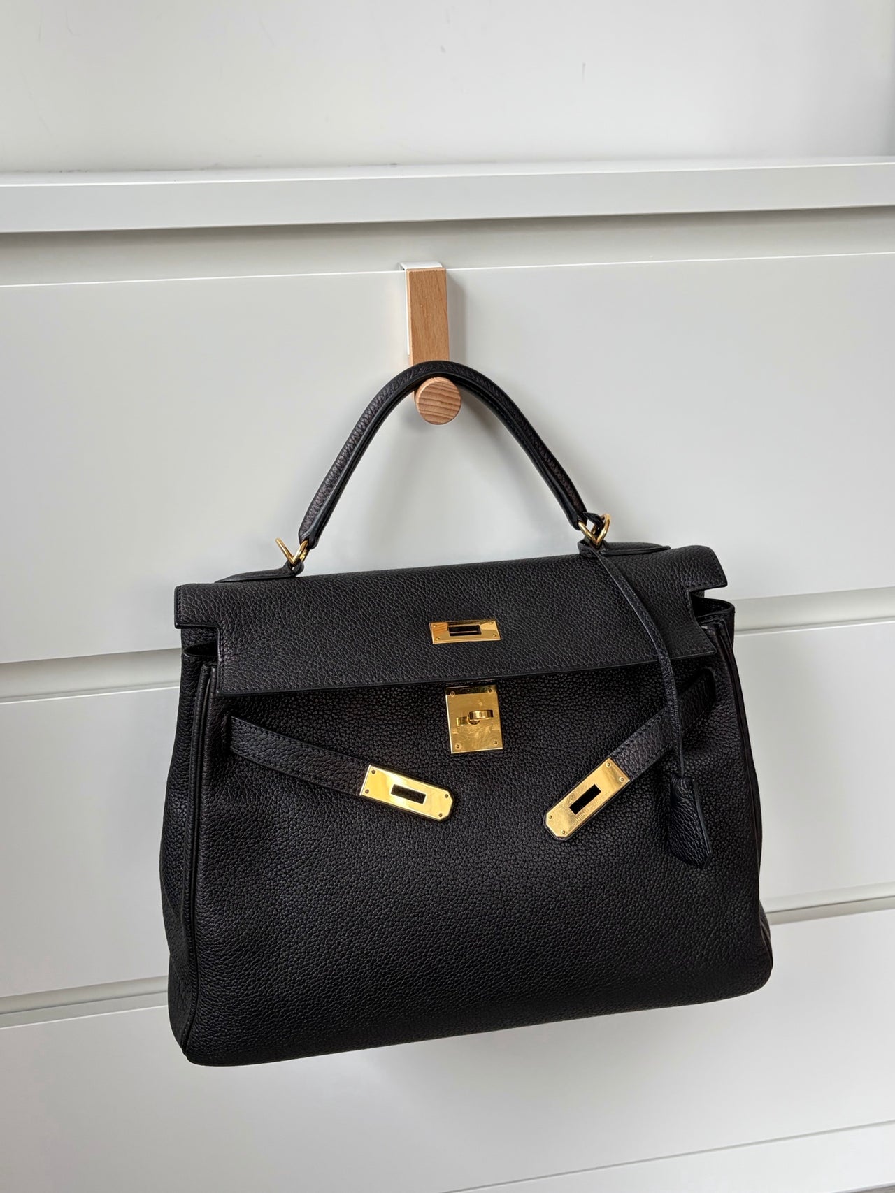 HERMÈS Kelly 32 – Black Leather with Gold Hardware