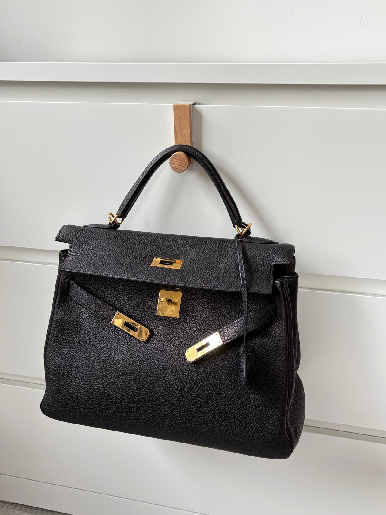 HERMÈS Kelly 32 – Black Leather with Gold Hardware